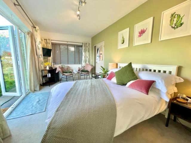 Beautiful Garden With Private Entrance Apartment *
