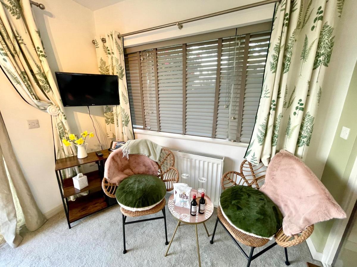 Beautiful Garden With Private Entrance Apartment *